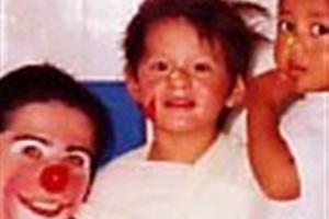 Miren, Médico de la Risa, con los niños.