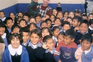 Susi Barnetche y los niños de Renovación.
