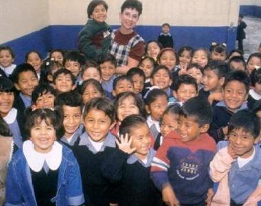 Susi Barnetche y los niños de Renovación.