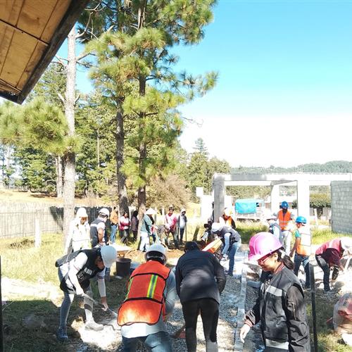 Adapta un centro educativo para ofrecer mejores oportunidades a niños indígenas chiapanecos.